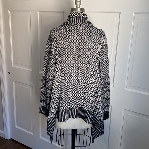 Shawl Sweater - Geometric - Black & White - S - Picture 4 of 6